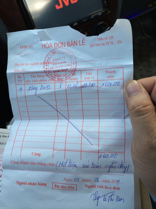 Hoá đơn nhân viên cây xăng ghi cho anh Nguyễn Công với số xăng được làm tròn là 63,22 lít và số tiền thanh toán là 1.600.000 đồng.