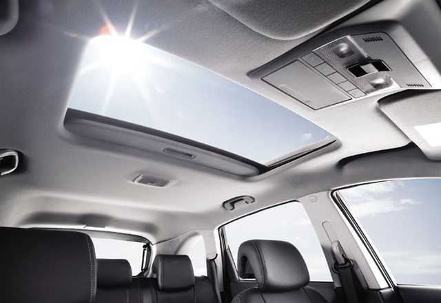 Cửa sổ trời đóng mở bằng điện trên Chevrolet Captiva 2014