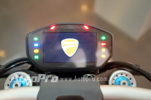 Một trang thiết bị mới khác xuất hiện trên Ducati Monster 1200S chính là màn hình hiển thị màu. Màn hình có thể thay đổi giao diện để phù hợp với từng chế độ lái.