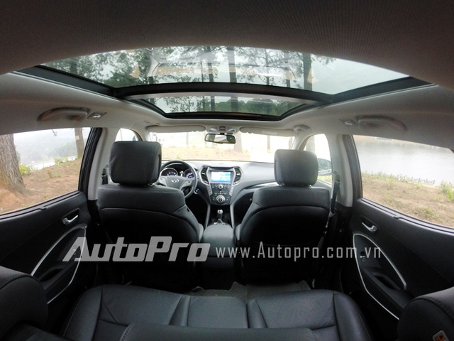 Không gian nội thất rộng rãi với cửa sổ trời Panorama của Hyundai SantaFe 2015.