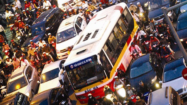 Nhiều người dân lại không “mặn mà” với xe buýt bởi tốc độ di chuyển chậm, đông đúc và rất bất tiện.