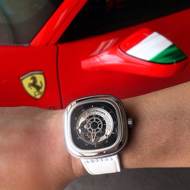 Làm mưa làm gió trong thời gian gần đây, đồng hồ SevenFriday mang đến một phong cách khoẻ khoắn, độc đáo với mặt đồng hồ hình vuông đúng xu hướng, và không thể hoàn hảo hơn khi thiết kế sánh đôi cùng chiếc xe Ferrari rực rỡ. Chiếc đồng hồ cá tính này khoảng 30 triệu đồng và được coi là món đồ chơi nhỏ của người sưu tầm đồng hồ.