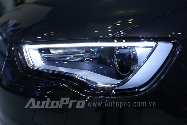 Cạnh dưới đèn pha phẳng và uốn cong nhẹ ra góc ngoài. Chiếc Audi A3 Sportback được trang bị đèn pha xenon plus với đèn LED chiếu sáng ban ngày.