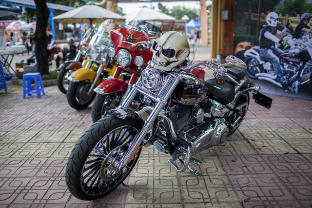 Một chiếc Harley Davidson với mũ bảo hiểm độc rất phù hợp với không khí lễ hội Halloween.