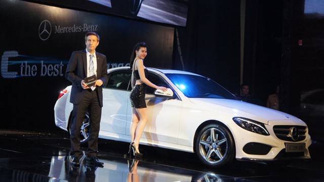 Mercedes-Benz C250 AMG với giá bán 1,669 tỷ đồng.