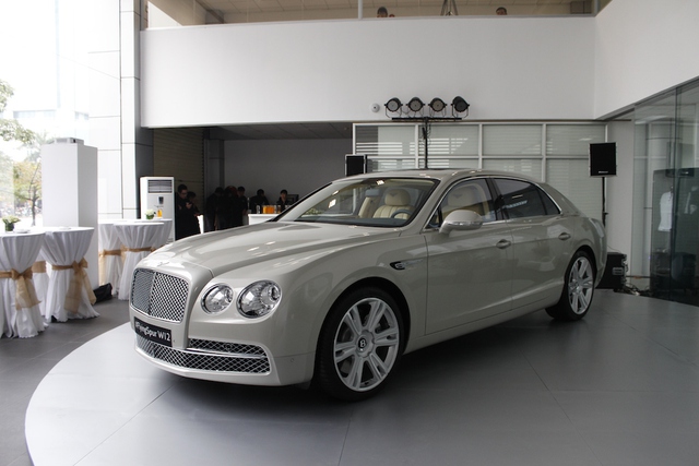Bentley Flying Spur được trưng bày tại showroom Bentley Hà Nội