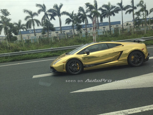 Lamborghini Gallardo Lp570-4 Superleggera mạ vàng chạy trên đại lộ Thăng Long. (ảnh: FB Trịnh Cường)