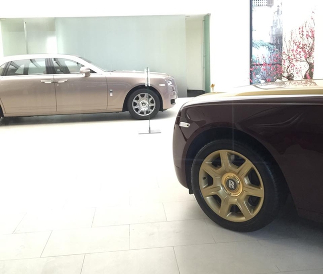 Thay cho bộ vành của các hãng độ. Một chiếc Rolls-Royce Ghost vẫn được lắp la-zăng nguyên bả nhưng chỉ khác được mạ vàng.
