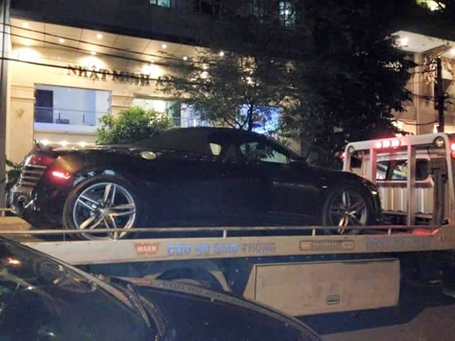 Audi R8 Spyder đời 2014 mang ngoại thất màu đen vừa được đưa về Sài Thành vào tối qua.