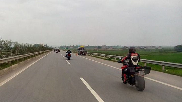 Đoàn xe phân khối lớn đi vào đường cao tốc Nội Bài - Lào Cai, trước khi có quyết định thí điểm