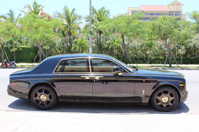 Bộ mâm nguyên bản của chiếc xe siêu sang Rolls-Royce Phantom cũng được chủ nhân mạ vàng một số chi tiết trên nền sơn đen bí ẩn.