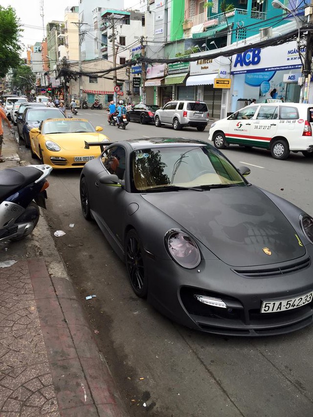 Bộ đôi Porsche 911 đen nhám và Boxter.