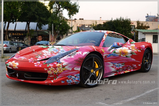 Ferrari &quot;chăn con công&quot; Edition trên đường phố.