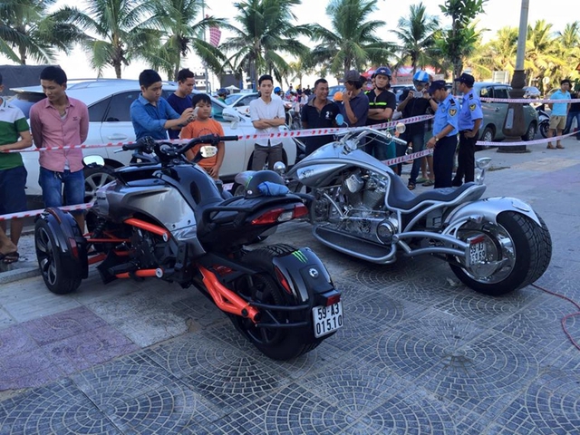 Spyder F3S 2015 sản phẩm mới nhất trong gia đình Can-Am, bên cạnh là mẫu môtô 3 bánh độc nhất vô nhị tại Việt Nam có tên gọi Trike-Bike Bourget Scorpion RT. Ảnh: Erik Trần.
