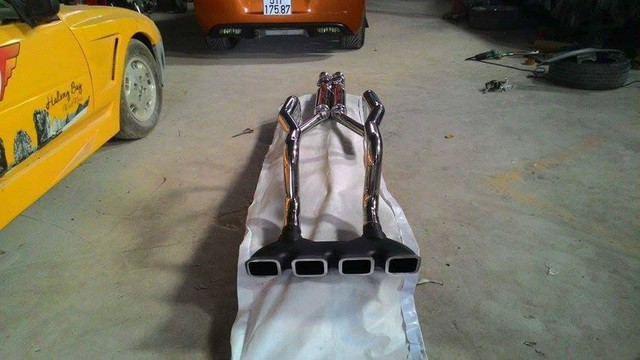 Ống xả với sự kết hợp của những vật liệu nhập từ Mỹ cùng sự khéo léo chế tạo của thợ Việt.