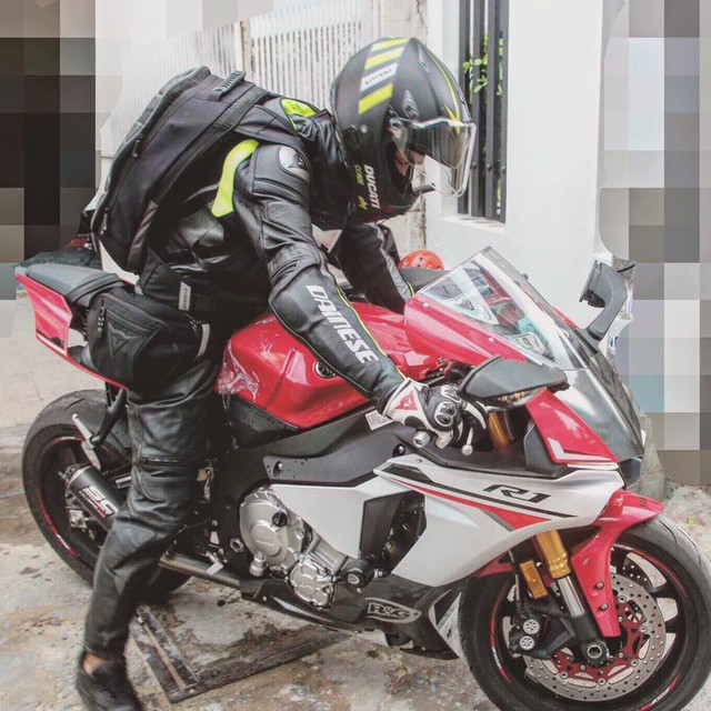 Dàn áo nguyên bản của chiếc Yamaha R1 2015 có màu trắng-đỏ. Ảnh: FBNV