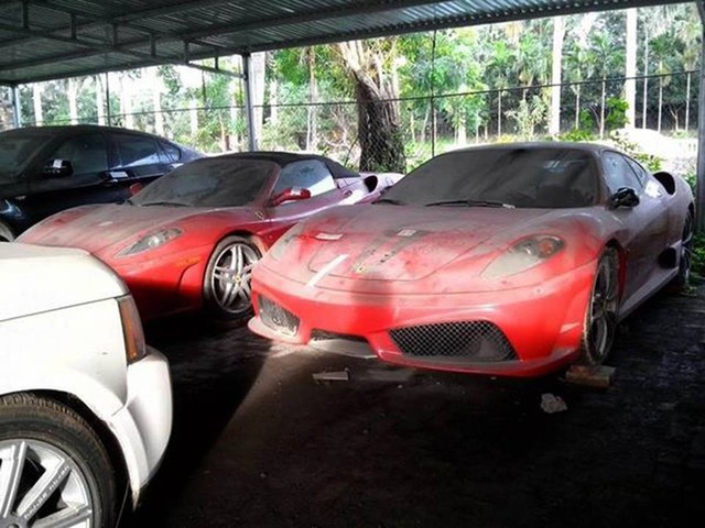 Bộ đôi Ferrari F430 Spider (bên trái) và F430 Scuderia.