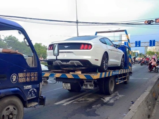 Ford Mustang 2015 ngoại thất màu trắng đầu tiên tại Việt Nam. Ảnh: Tí Huỳnh.