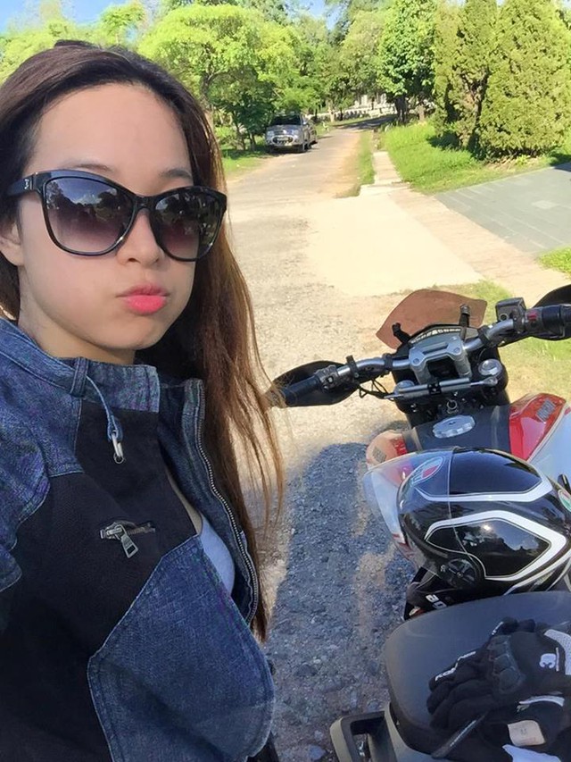 Nữ biker xinh đẹp Nguyễn Hoài Thương bên chiến mã Ducati Hyper