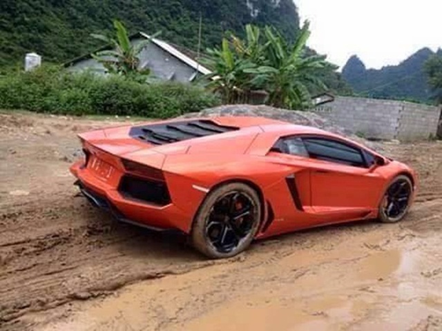 Lamborghini Aventador LP 700_4 bị bắt gặp khi vượt qua đoạn đường lầy lội để đến điểm tập kết của các siêu xe tạm nhập tái xuất.