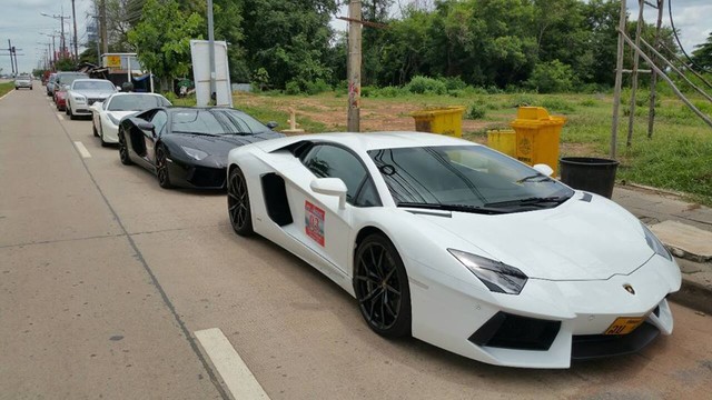 Bộ đôi Lamborghini Aventador LP 700_4 nổi bật trong dàn siêu xe.