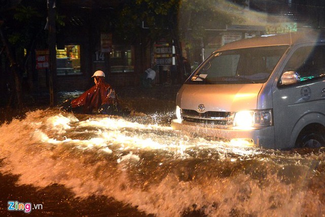 Hà Nội thành sông, ôtô tạo sóng đánh bạt xe máy 