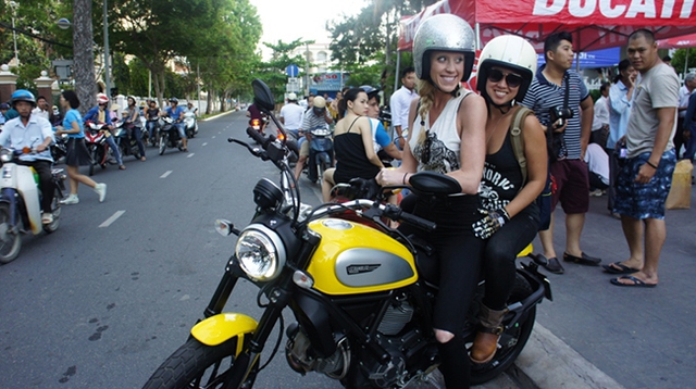 Các biker nước ngoài rất hào hứng trên những cung đường của Việt Nam.