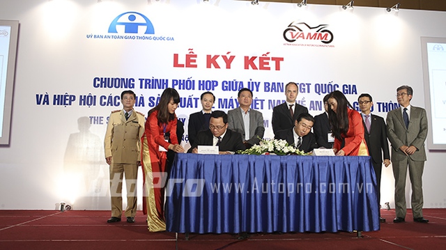 Phó chủ tịch Chuyên trách Uỷ ban ATGT Quốc Gia Khuất Việt Hùng và ông Minoru Kaito ký kết chương trình phối hợp giữa Uỷ ban và VAMM.