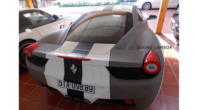 Chiếc Ferrari 458 Italia màu trắng duy nhất tại Việt Nam nay đã được sơn lại với tông màu đen trắng giống với chiếc Mercedes SLS AMG.
