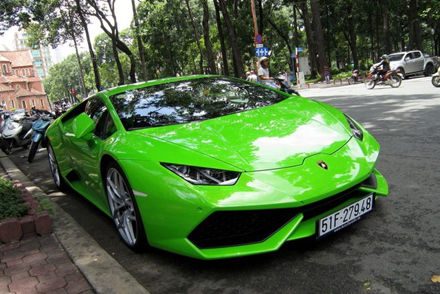 Lamborghini Huracan của thiếu gia Sài Gòn lần đầu xuống phố
