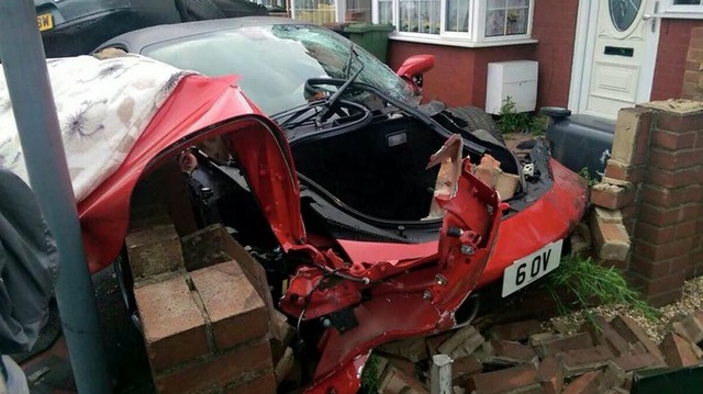 Đầu chiếc Ferrari 458 Italia bị hư hỏng nặng sau khi đâm vào tường gạch.