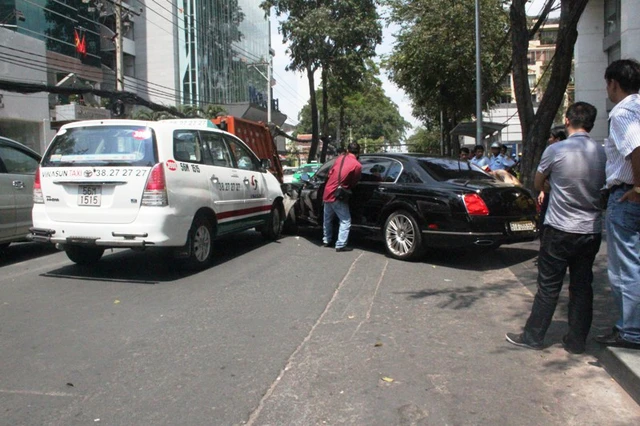 Chiếc xe từ tòa nhà di chuyển ra thì va chạm với xe taxi của hãng Vinasun.