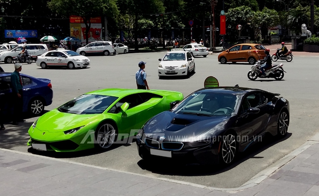 Bộ đôi Lamborghini Huracan LP 610_4 cùng BMW i8 trên phố Sài Thành.