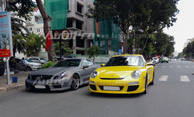 Cũng thuộc diện độc nhất vô nhị tại thị trường Việt Nam là 2 chiếc Mercedes SL55 AMG và Porsche 911.