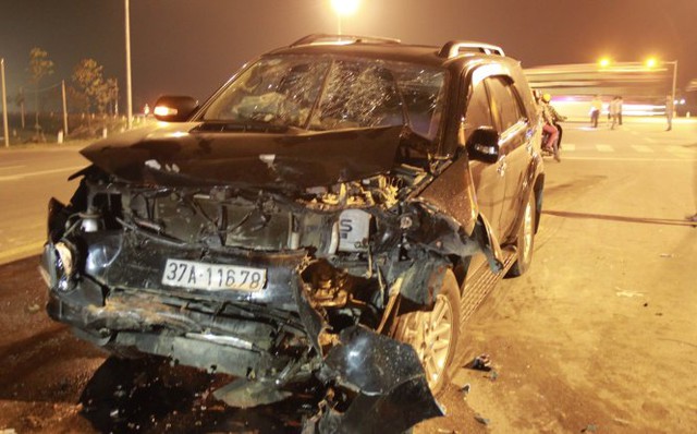 Toyota Fortuner nát bét trong vụ tai nạn tại Tp. Vinh (Ảnh: Tuổi Trẻ).
