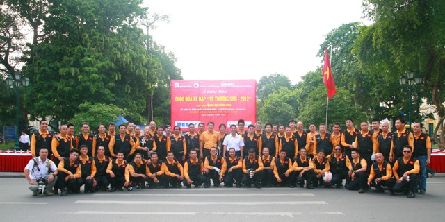 Tập thể các thành viên câu lạc bộ Motor Hà Nội trong màu áo đồng phục.