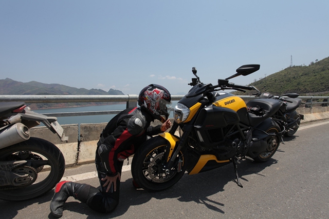 Một biker thể hiện tình yêu của mình với chiếc xe Ducati Diavel.