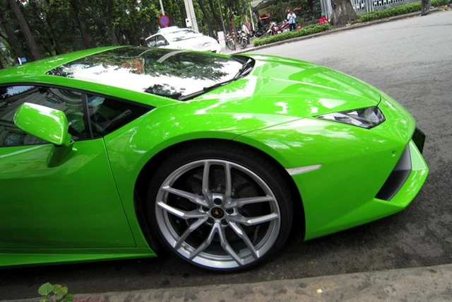 Lamborghini Huracan của thiếu gia Sài Gòn lần đầu xuống phố