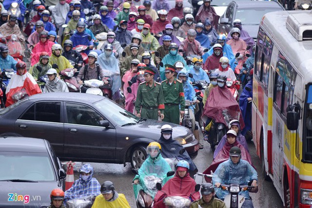  Xe của một đơn vị quân đội đóng trên đường Nguyễn Trãi được mang ra ngăn đường để điều tiết giao thông.