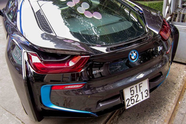 Ngoại hình của BMW i8 được xây dựng từ mẫu concept Vision EfficientDynamics giới thiệu năm 2009. Các kỹ sư Đức đã tính toán để giảm tối đa lực cản, hệ số cản gió Cd đạt 0,26. Bên cạnh đó, công nghệ LED được áp dụng rộng rãi cả đèn pha trước và đèn hậu, nhằm tăng độ sáng và tiết kiệm năng lượng.