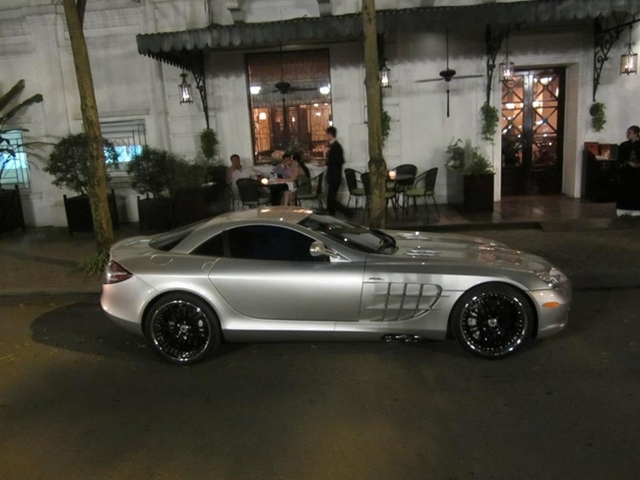 Mercedes SLR xuất hiện trên phố Hà Thành với bộ mâm lạ mắt, la-zăng hình cánh quạt nguyên bản trên SLR được nhiều người đánh giá độc và lạ mắt.
