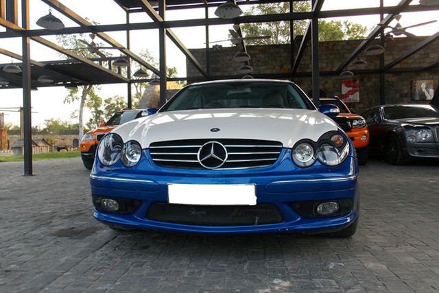 Mercedes-Benz C300 cũng được phối tông màu trắng - xanh dương như chiếc BMW Z4.