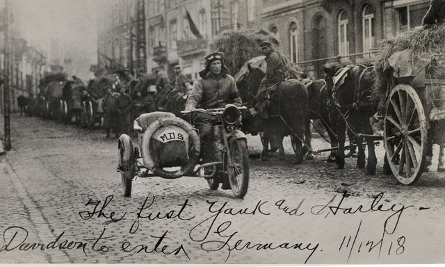 Hạ Sĩ Roy Holtz lái chiếc Harley-Davidson thuộc dòng J Series tiến vào Berlin vào 12/11/1918