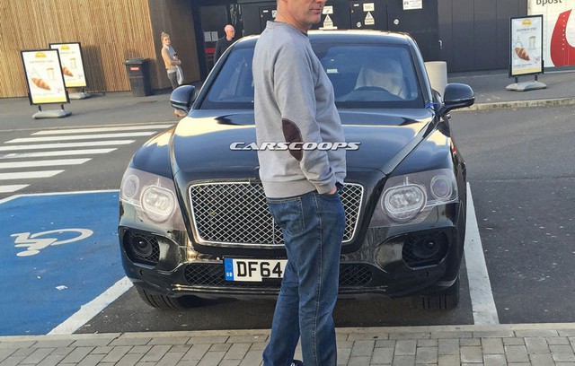 Bentley Bentayga bị bắt gặp tại một bãi đỗ xe.