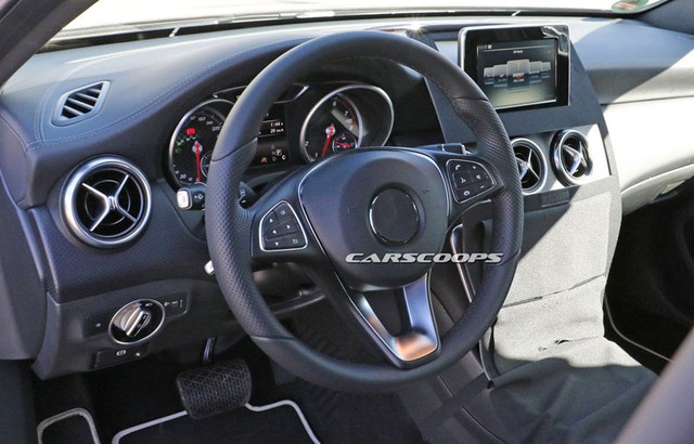 Hình ảnh nội thất của Mercedes-Benz A-Class 2016 trên đường thử.