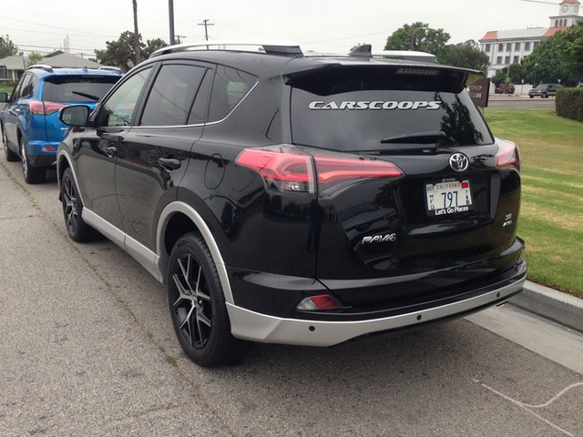 Toyota RAV4 SE AWD mới