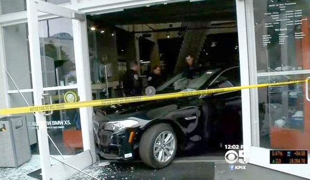 Chiếc BMW màu đen mà tên trộm ban đầu định đánh cắp nhưng bất thành.