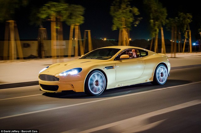 Một đại gia Qatar mỉm cười tự hào khi ngồi sau vô-lăng chiếc Aston Martin đắt tiền.