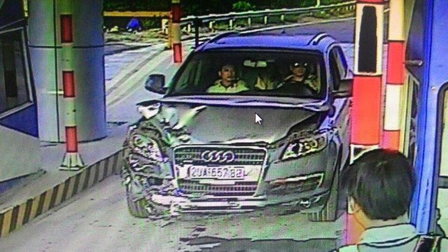Hình ảnh chiếc Audi Q7 bị hư hỏng đầu xe được camera trạm thu phí ghi lại. Ảnh: Hội những người ủng hộ Liên Ngành 141 truy quét tội phạm