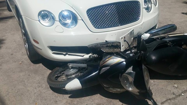 Sau khi vụ tai nạn xảy ra, người lái chiếc Bentley đã rời khỏi hiện trường. Ảnh: Nguyễn Nam Hải/Otofun